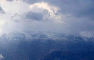 Munzur Dağının yüksek kesimlerine kar yağdı