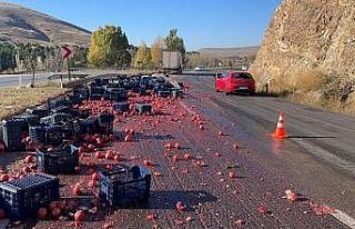 Nar yüklü kamyon devrildi, tonlarca nar ziyan oldu