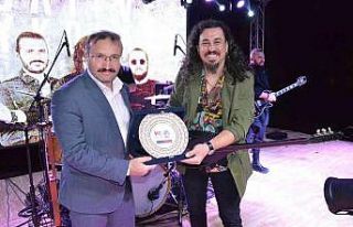 Necati ve Saykolar müzik grubu Emetli gençleri coşturdu