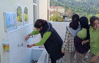 Öğrenciler çeşmeden meyve suyu içti