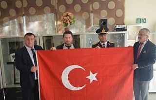 Öğrenciler diktikleri Türk bayrağı’nı Başkan...