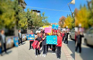 Öğrenciler semt pazarında kalp sağlığına dikkat...