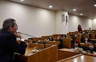 Öğrenciler ‘Yerel yönetimler’ dersini belediye...