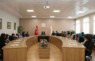 Öğrenciler yurt dışı izlenimlerini Müdür Başyiğit’e...