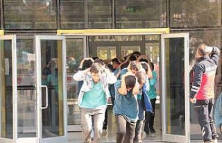 Okulda gerçeği aratmayan deprem tatbikatı