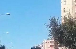 Ölümlere neden olan scooterda bebeğini taşıdı