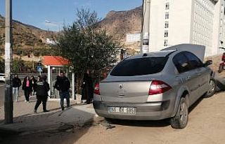 Otobüse çarpmamak için manevra yapınca kaza yaptı