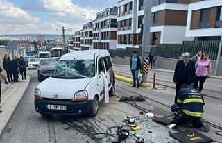 Otobüsle hafif ticari araç çarpıştı: 1 ölü,...