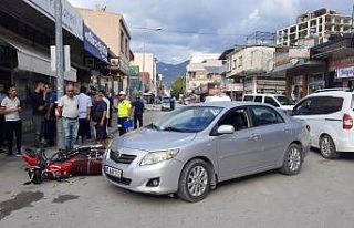Otomobil ile çarpışan motosikletin sürücüsü...