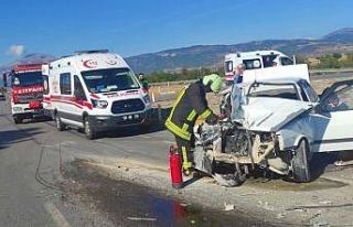 Otomobil ile traktör çarpıştı: 1’i ağır 5...