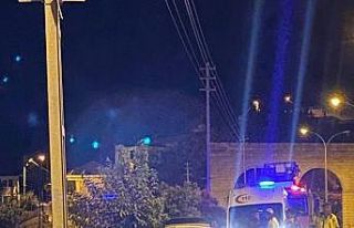 Otomobil istinat duvarına çarptı:2 yaralı