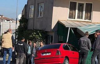 Otomobil kahveye daldı