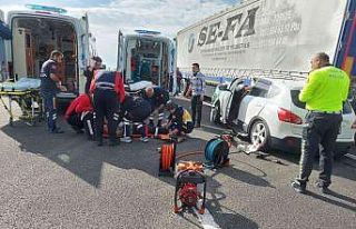 Otomobil tıra arkadan çarptı: 3 yaralı