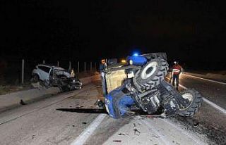 Otomobil traktör römorkuna arkadan çarptı: 4 yaralı