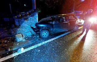 Otomobil yoldan çıkıp duvara çarptı: 1 ölü,...