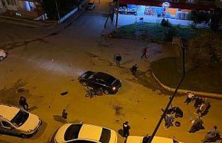 Otomobile çarpan motosikletteki sürücü ve arkadaşı...