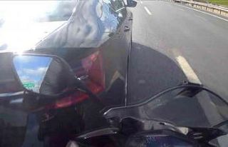 Otomobile çarparak bariyerlere savrulan motosiklet...
