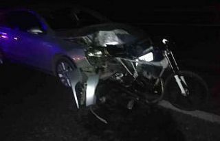 Otomobilin çarptığı motosikletli genç kurtarılamadı