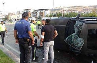 Otomobille çarpışan cip 40 metre sürüklendi:...