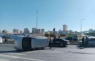 Otomobille çarpışan hafif ticari araç yan yattı:...