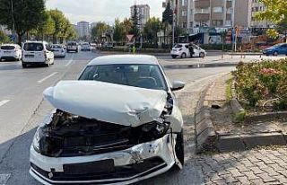 Otomobiller çarpıştı: 2 yaralı