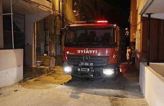 Oturduğu binanın merdivenlerini yakan kişi operasyonla...