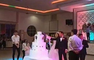 Öyle bir şaka yaptı ki gelin ve damadın aklı...