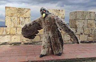 (Özel) Barış için kartal kostümü giyip tarihi...