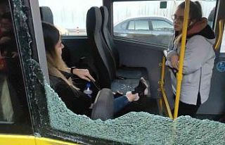 (Özel) Otobüs camı yüzünde patladı, oturduğu...