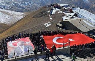 Palandöken’in karlı zirvesinde dinmeyen Cumhuriyet...