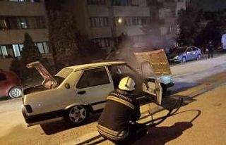 Park halindeki otomobil alev alev yandı