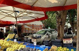 Pazarcı esnafının başı caddeye park eden araçlarla...