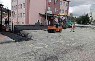 Pazaryeri İlkokulu’nun bahçesi sıcak asfalt ile...