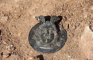 Perre’deki kazılarda Medusa kabartmalı madalya...