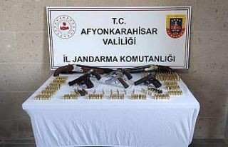 Piyasadan topladığı silahları satamadan jandarmaya...