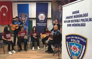 Polis hazırladığı projeyle hem saz çalmayı öğreniyor...