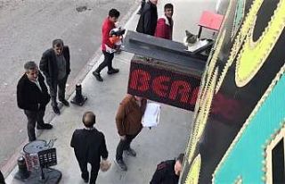 Reklam tabelasında mahsur kalan kedi kurtarıldı