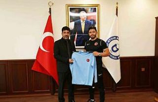 Rektör Aldemir dünya üçüncüsü Aslan’ı makamında...