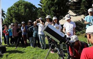 Rektör Özkan öğrencilerle birlikte güneş tutulmasını...