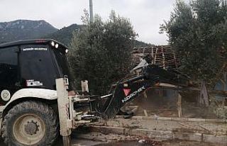 Riskli metruk bina kontrollü şekilde yıkıldı