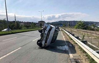 Rize’de park halindeki otomobile çarpıp takla...