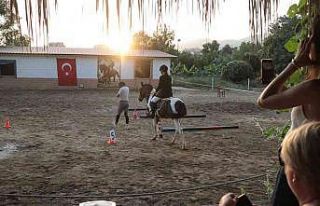 Rusya uyruklu çocuklar binicilik yarışında ter...