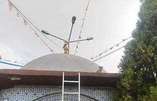 Şadırvanda mahsur kalan kediyi polisler kurtardı