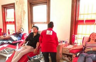 Sağlık personellerinden kan bağışı