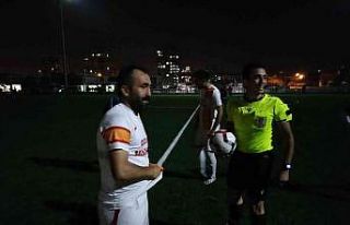 Sahada elektrikler gitti, gece maçları 15 dakika...