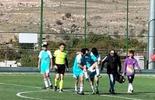 Sahada rahatsızlanan futbolcu ölümden döndü