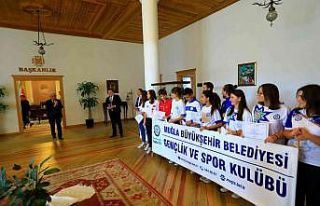 Şampiyon sporcular Başkan Gürün ile bir araya...