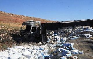 Şarampole devrilip yanan tırdan geriye demir yığını...