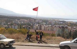 Şehit kabirlerinin başına Türk bayrağı dikti,...