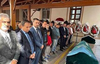 Şehit öğretmenin annesi toprağa verildi